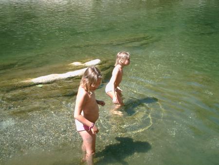 les filles a la rivi�re